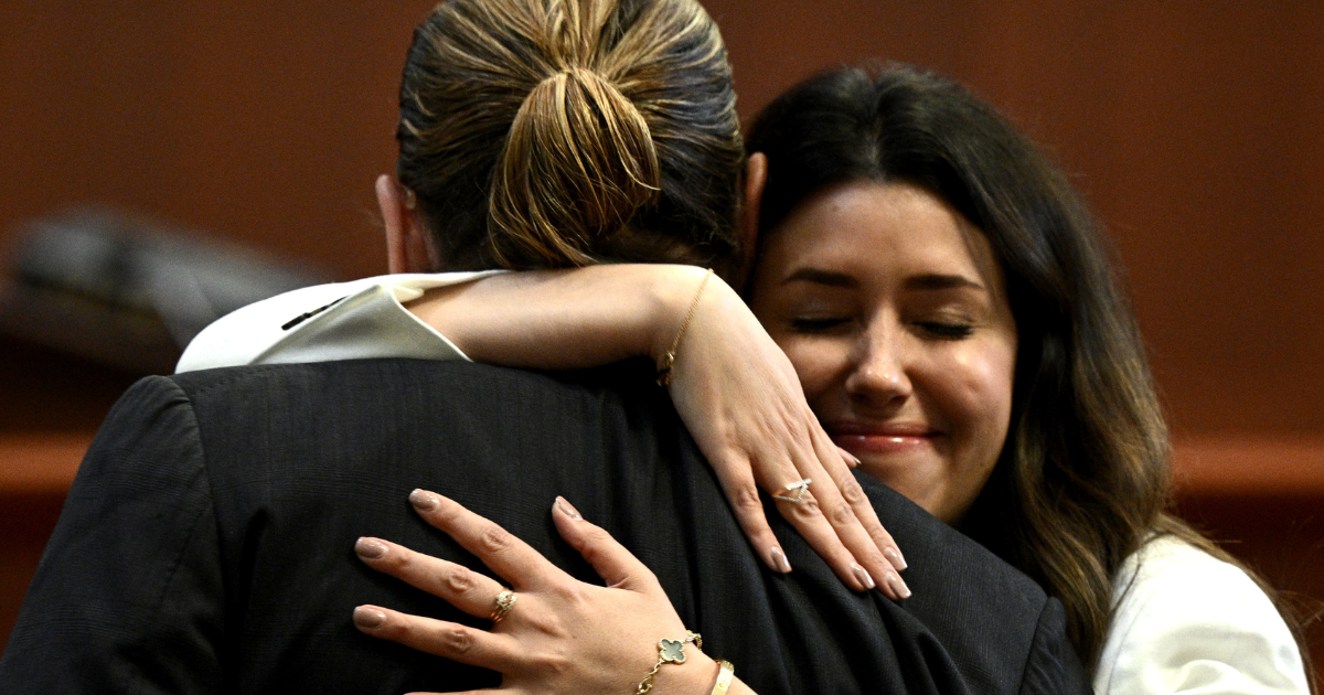 Godinu dana nakon suđenja odvjetnica Johnnyja Deppa kaže da se i dalje čuje s njim