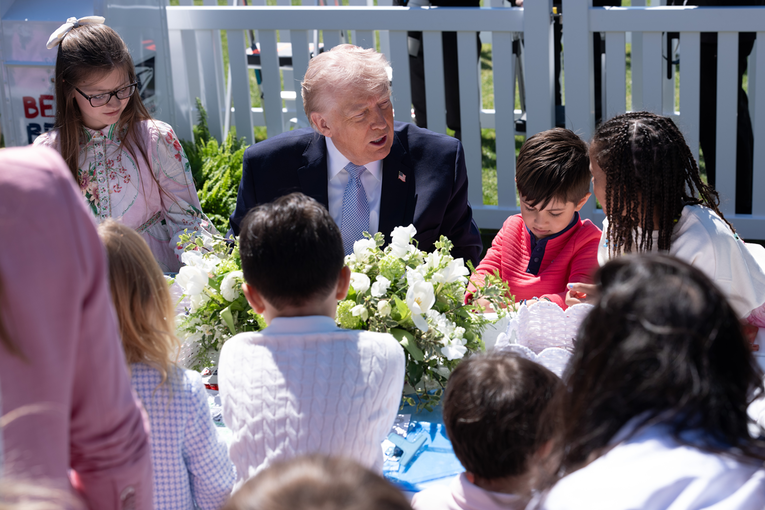 Trump djeci: Biden nije bio sposoban potpisati se pa su ga pratili s velikim strojem