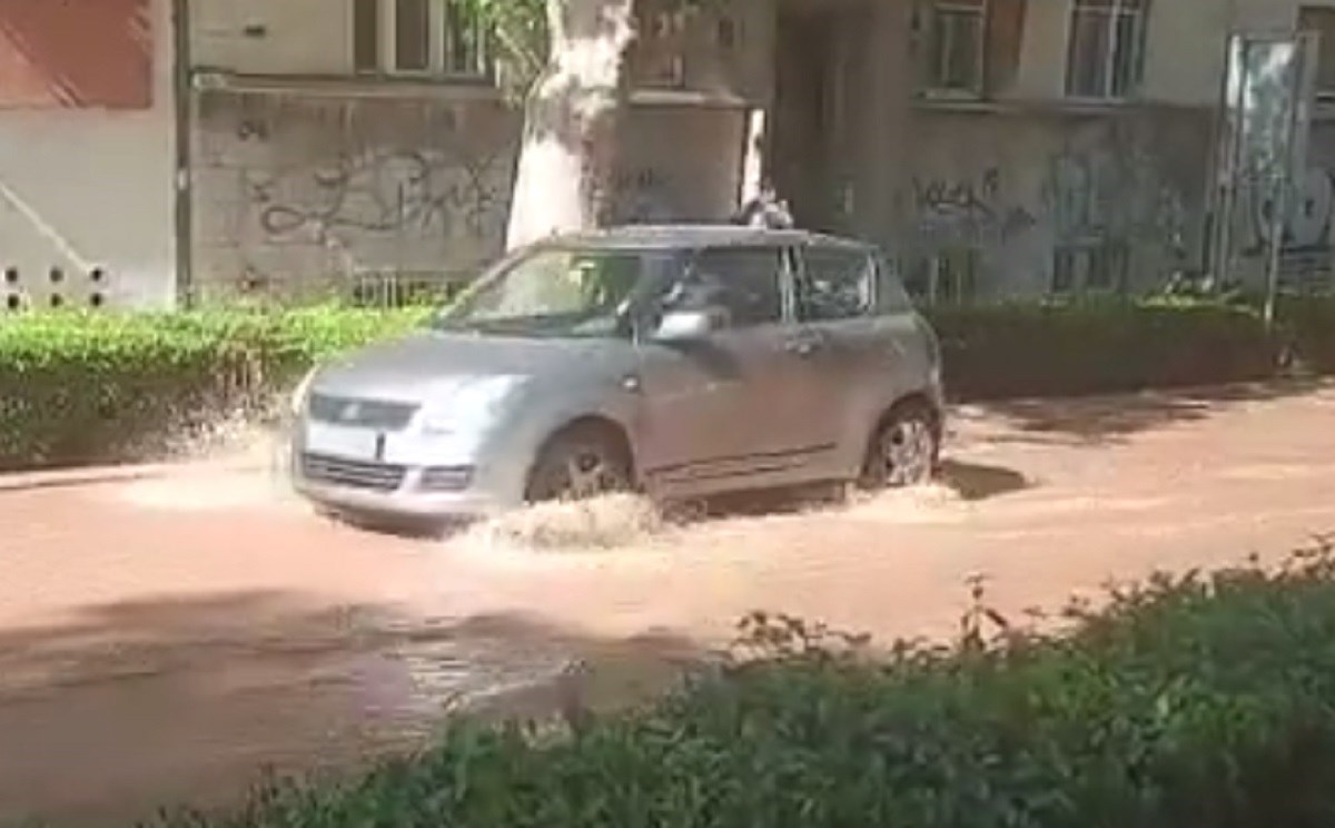 VIDEO Na cesti u Splitu pukla cijev, poplavila ulica