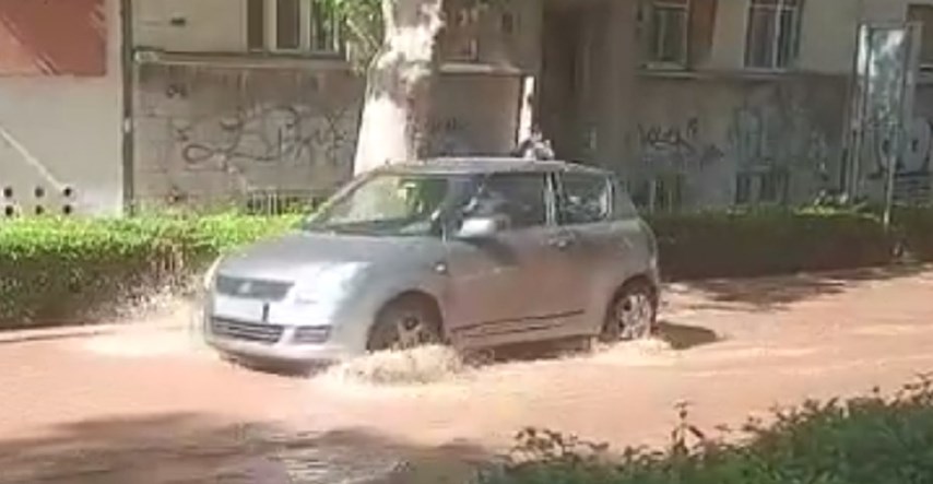 VIDEO Na cesti u Splitu pukla cijev, poplavila ulica