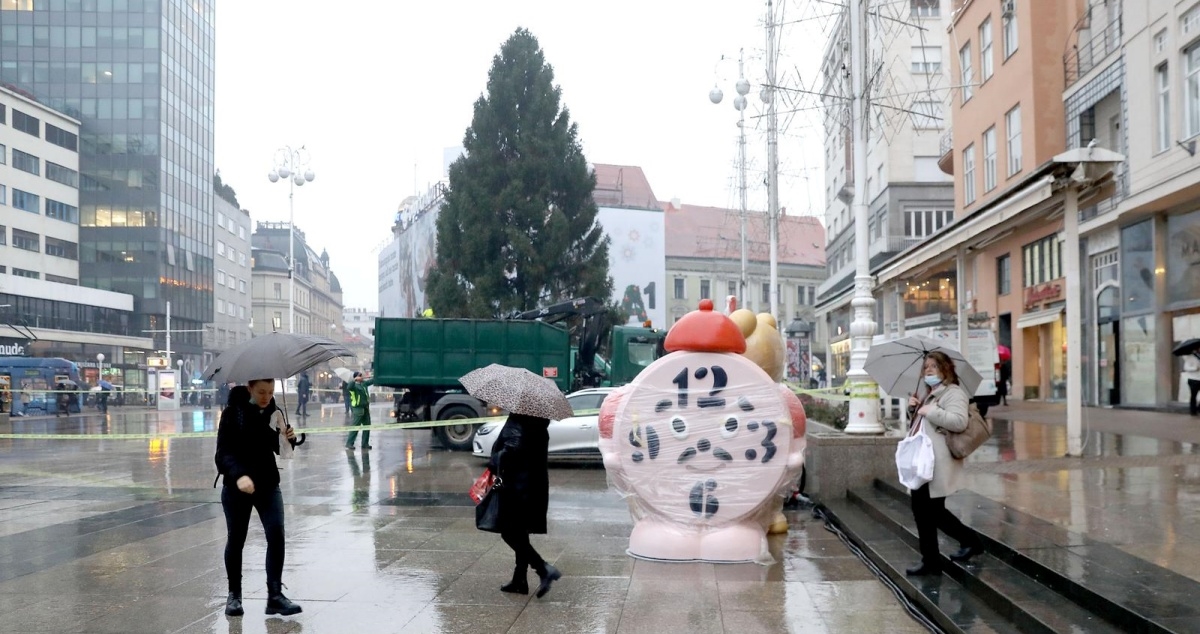 Na Trg bana Jelačića postavljeno je božićno drvce, sutra počinje Advent u Zagrebu