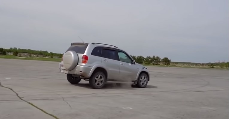 VIDEO Vozio Toyotin SUV 100 km/h i onda ubacio u rikverc, evo što se dogodilo