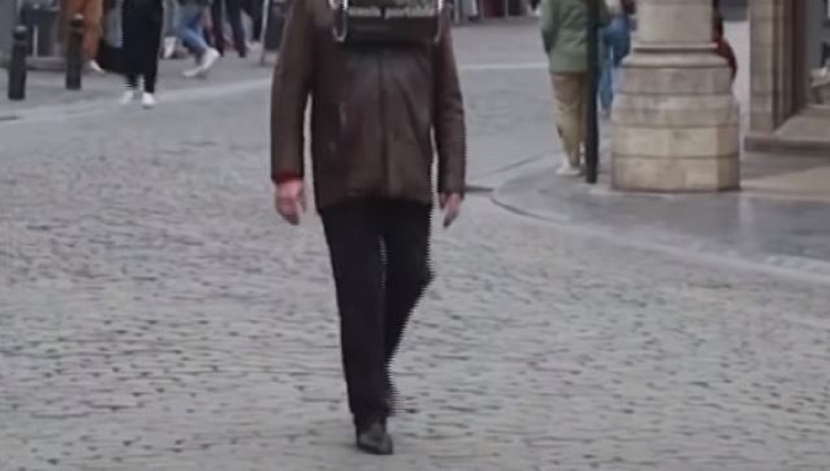 Svi se zagledali u tipa zbog onoga što nosi gradom umjesto maske