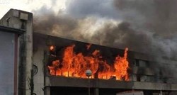 VIDEO Izbio veliki požar u Bihaću u napuštenoj zgradi u kojoj se okupljaju migranti
