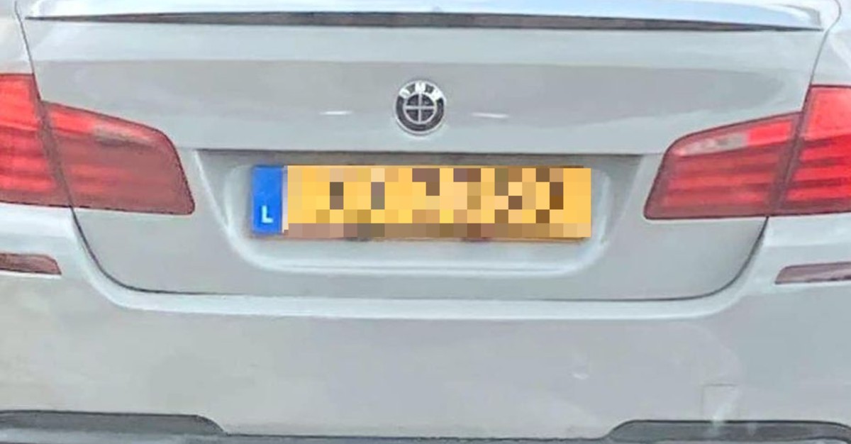 Natpis na automobilu turista u Dalmaciji nasmijao Facebook