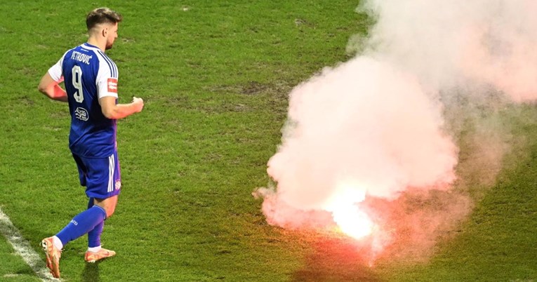 Torcida ubacila baklje, Petković ih izbacivao