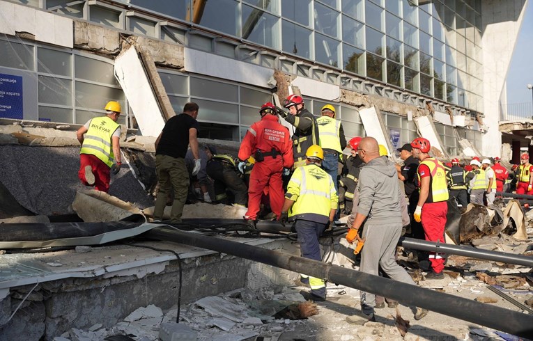 U jednoj noći ostaci nadstrešnice koja je ubila 14 ljudi su uklonjeni. Zašto?