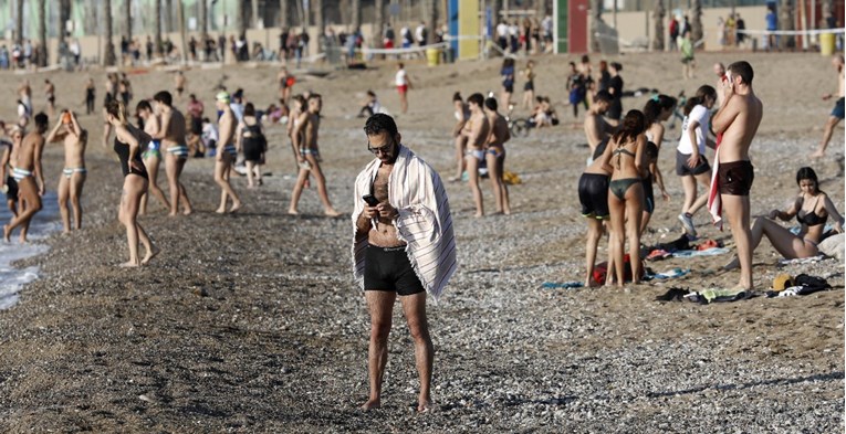 Ljudi diljem Europe pohrlili na more, vlasti neke plaže odlučile zatvoriti