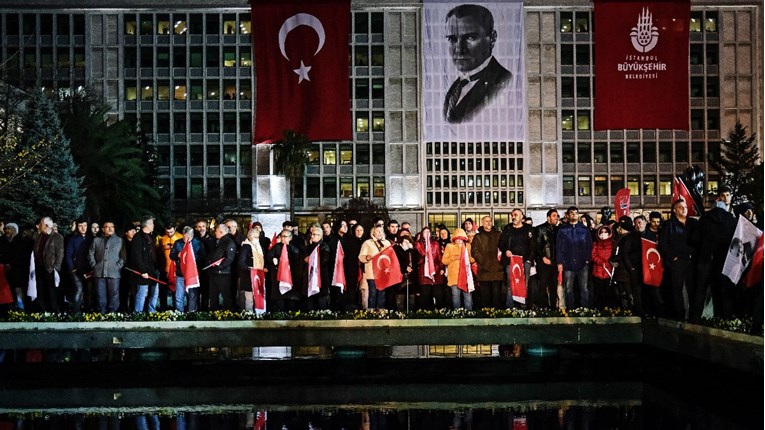Tisuće Turaka prosvjedovale protiv presude gradonačelniku Istanbula