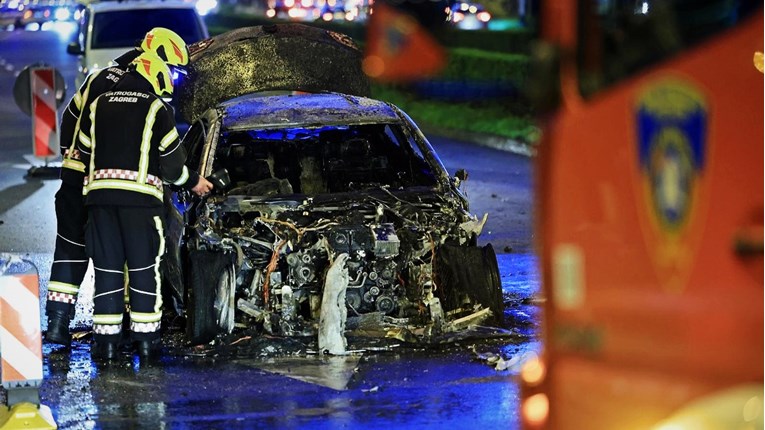 FOTO I VIDEO Zapalio se auto u Zagrebu