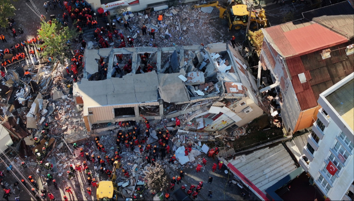 VIDEO U Turskoj se srušila sedmerokatnica, poginule dvije osobe