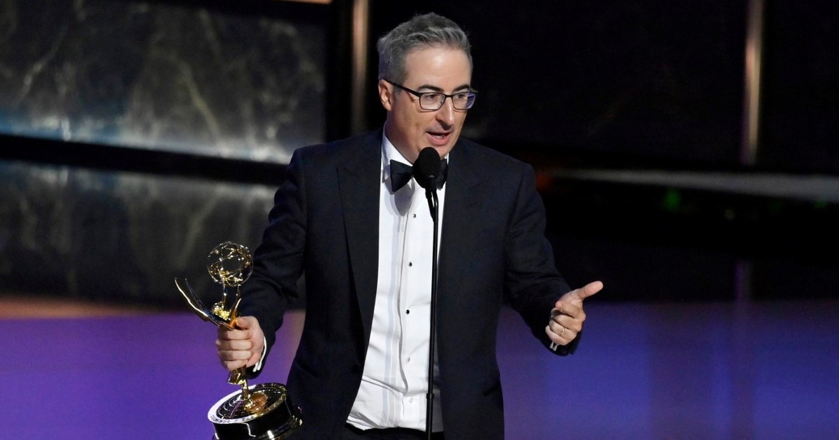John Oliver ponovno je cenzuriran na Emmyjima, ovoga puta opsovao je voditelja