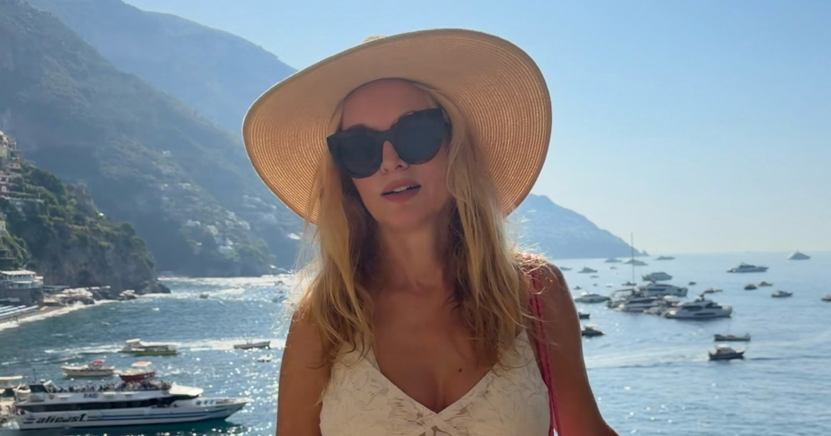 Glumica (56) zapalila mreže fotkama u bikiniju s odmora u Italiji
