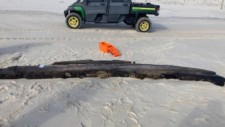 Na plaži u SAD-u se pojavio čudan komad drva, pripada brodu iz 19. stoljeća