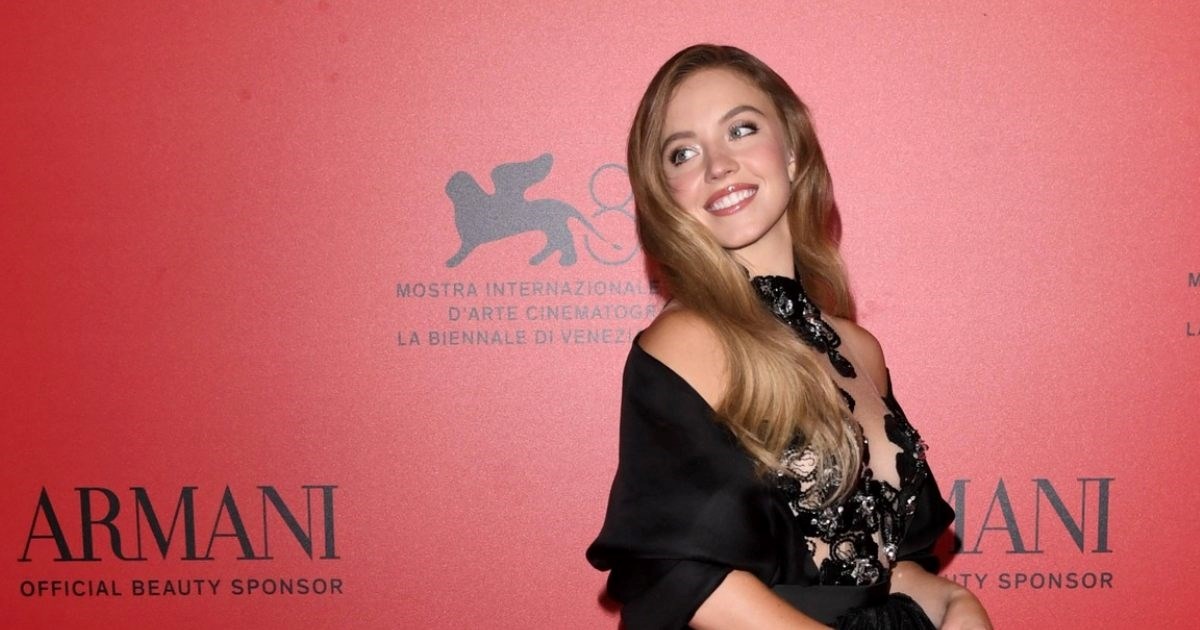 "Poput božice": Sydney Sweeney lice je nove Armani Beauty kampanje