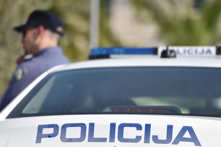 Policajci u Makarskoj privodili djevojku (26) zbog droge, jednog je ugrizla