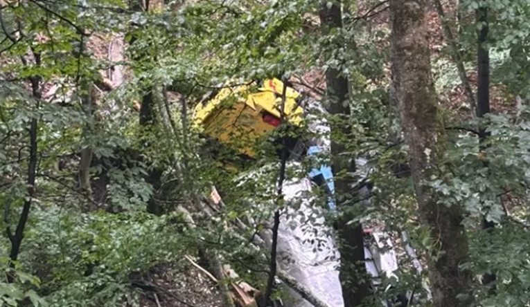 FOTO Kamion na Krndiji sletio u provaliju