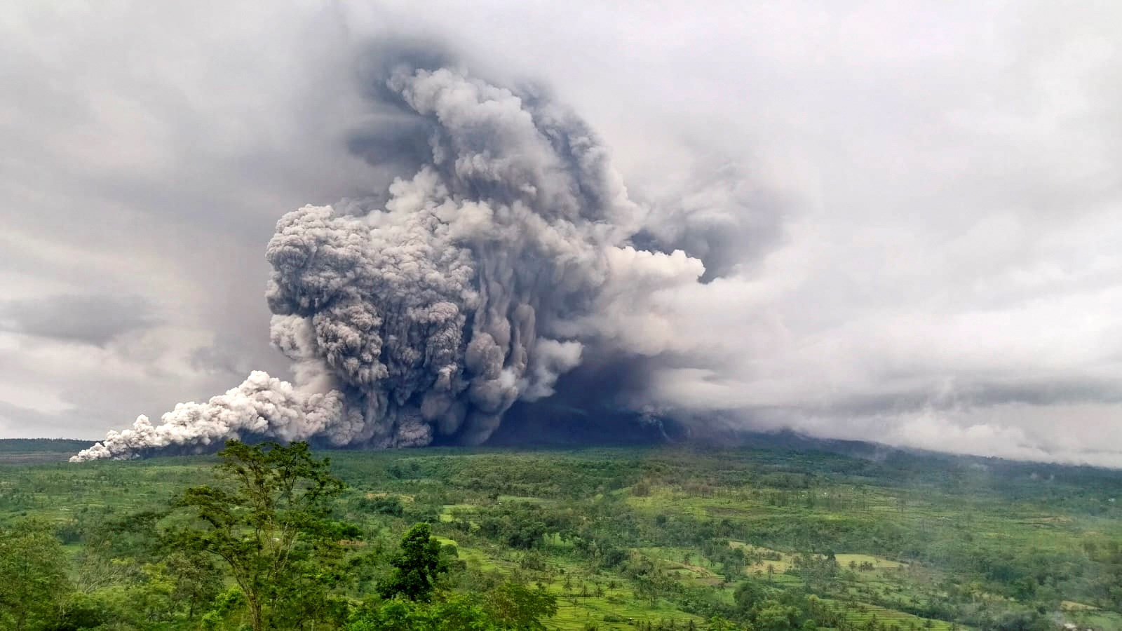 Indonezijske vlasti evakuirale više od 900 ljudi nakon erupcije vulkana Semeru