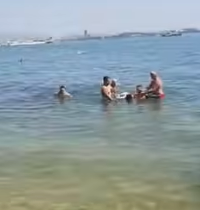 U Kaštelima povikao "Ljudi, žena se utapa". Trojica mladića spasila ženu iz mora