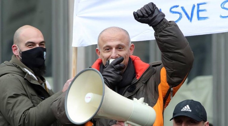 Pogledajte govor uhićenog vlasnika teretane pred tisućama prosvjednika u Zagrebu