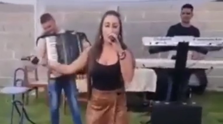 VIDEO Pjevačica na svadbi u Srbiji usred pjesme zapucala iz pištolja