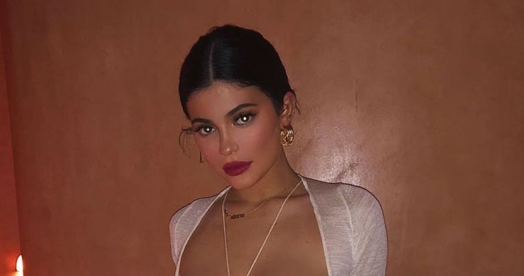 Kylie Jenner naglasila figuru u haljini koja ne dopušta donje rublje