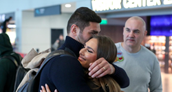 Hrgovića na aerodromu dočekala lijepa Marinela, nije ju puštao iz zagrljaja