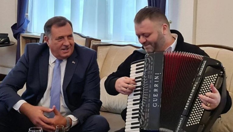 VIDEO Ministri piju u uredu, harmonikaš svira, Dodik zove majku, pjeva Šabana Šaulića