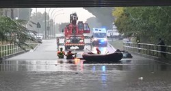 VIDEO Vatrogasci u Italiji na gumenjaku spašavali dva vozača iz potopljenih auta