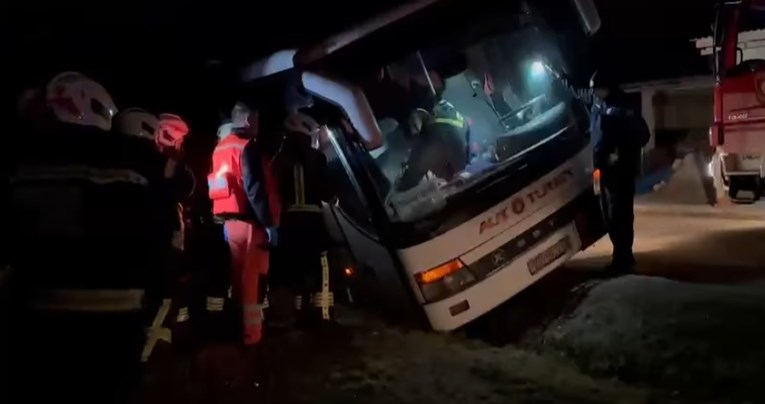 VIDEO Mrtav pijan ukrao autobus pa sletio u jarak. "Nasilno smo ušli i izvukli ga"