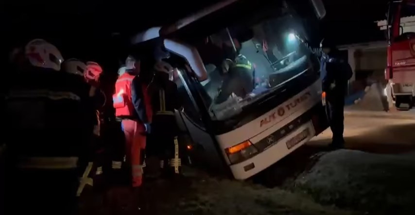 VIDEO Mrtav pijan ukrao autobus kod Pokupskog pa sletio u jarak