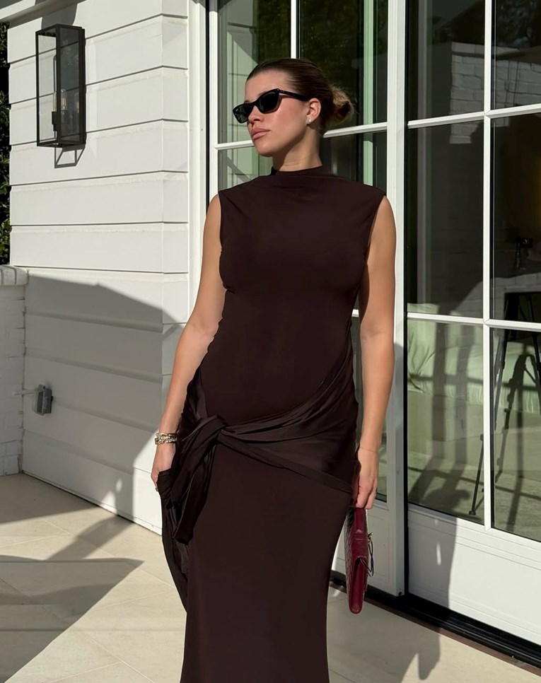 Smeđa i bordo: Neočekivana kombinacija boja za elegantan izgled