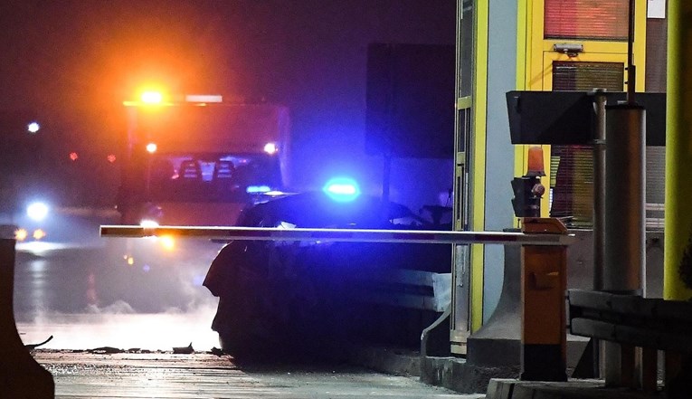 Teška prometna na naplatnim kućicama kod Zagreba. Auto se zapalio, vozač poginuo
