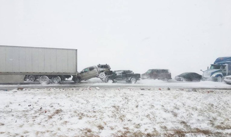 FOTO Zbog oluje u SAD-u stotinu vozila u lančanom sudaru