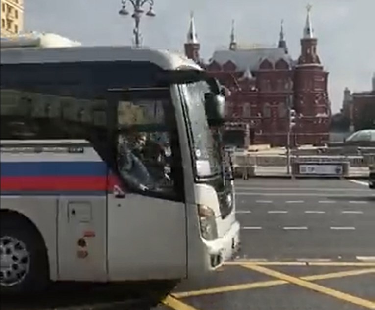 VIDEO Uskoro kreće svečanost aneksije 15% Ukrajine. Stigli busevi publike