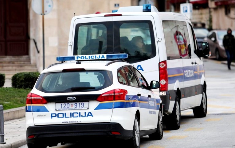 U Splitu bježao od policije pa se zabio u motocikl koji je vozio policajac