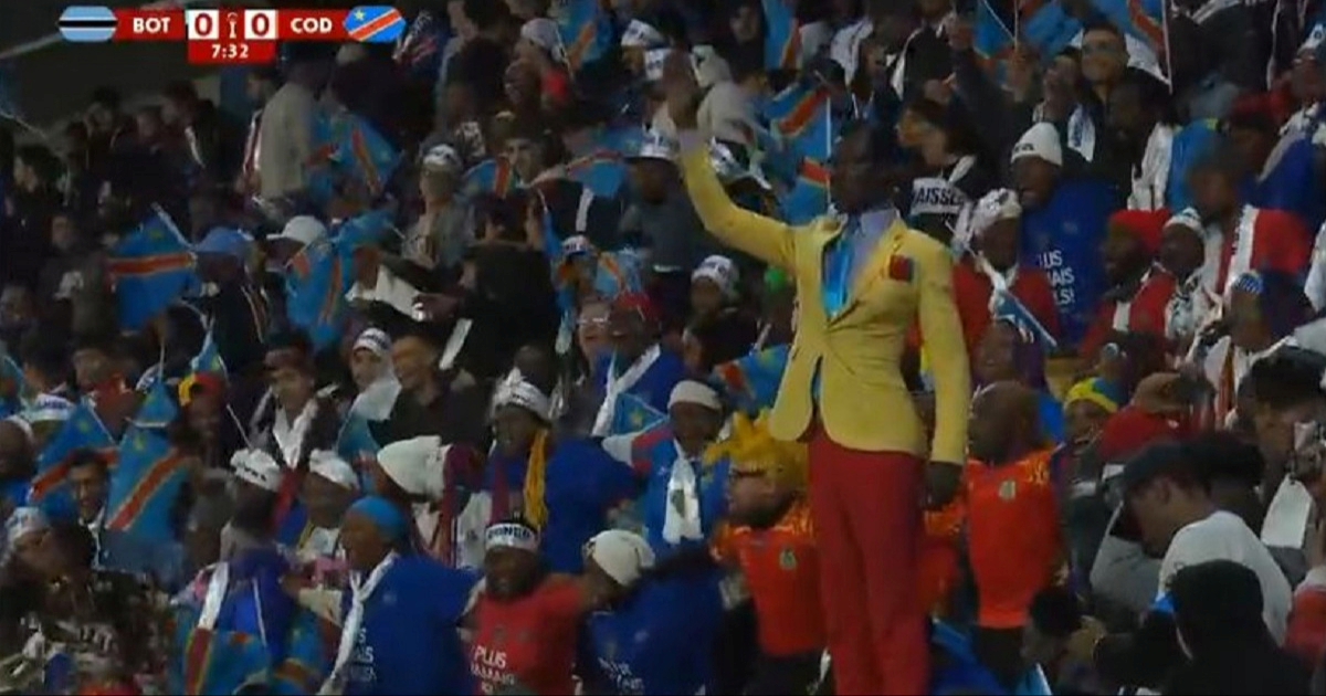 VIDEO Zašto viralni navijač na prvenstvu Afrike cijelu utakmicu stoji kao kip?