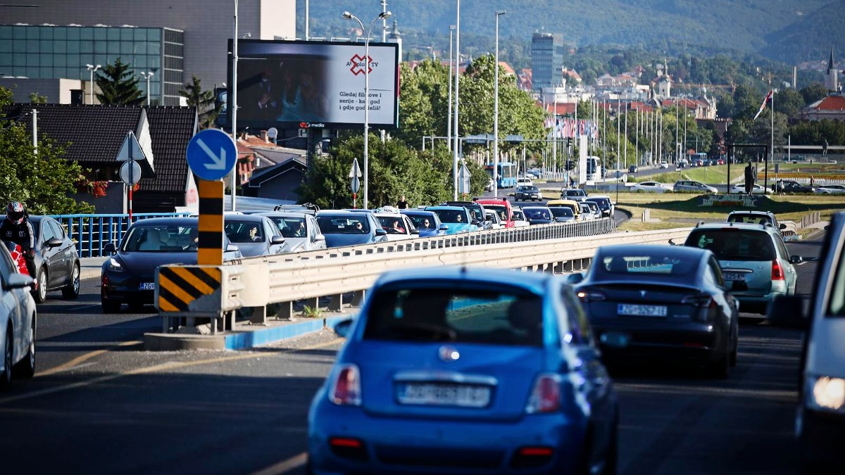 Kraći zastoji na autocestama, magistralama i gradskim cestama, javlja HAK