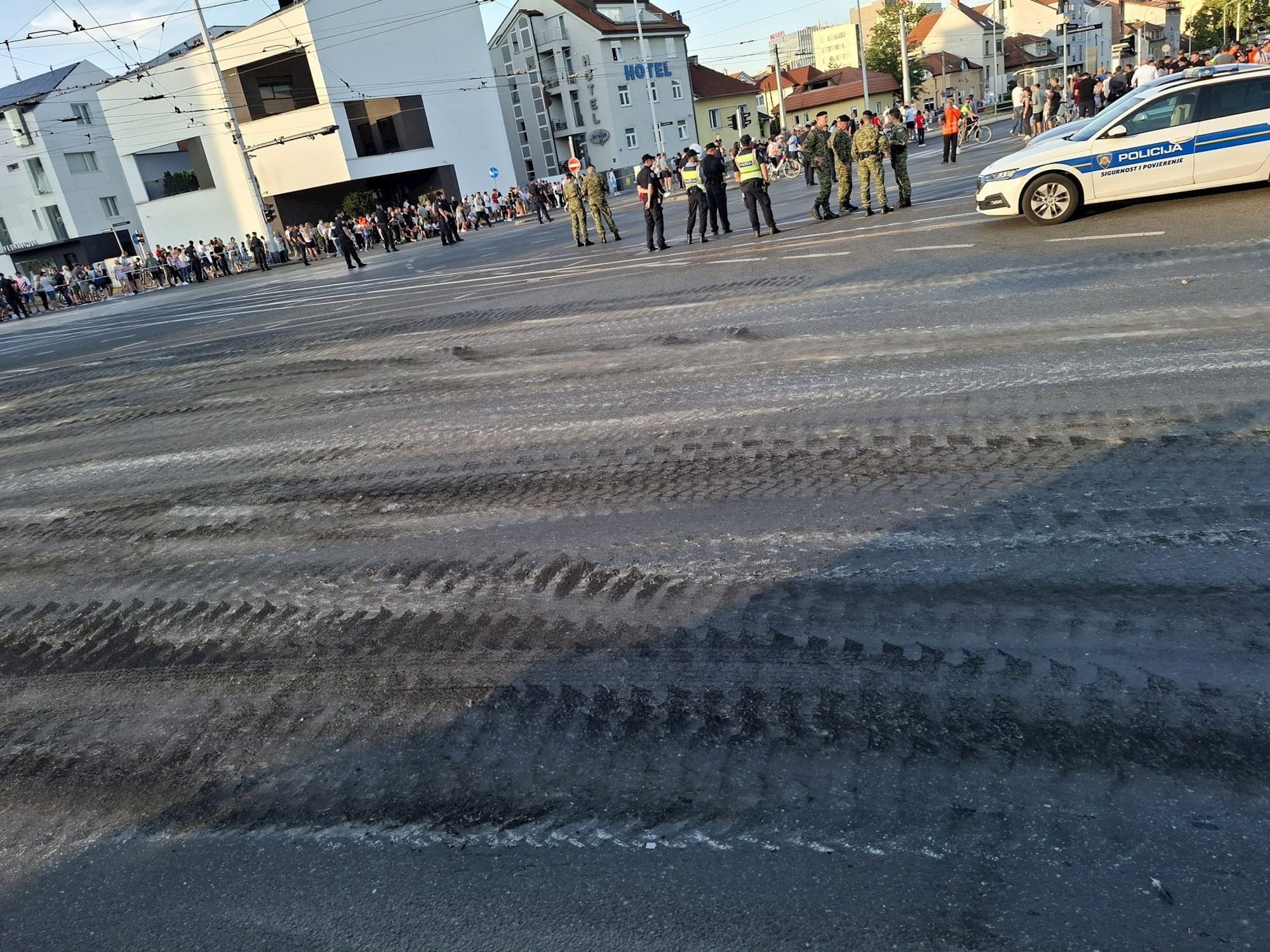 VIDEO I FOTO Pogledajte asfalt nakon prolaska mimohoda
