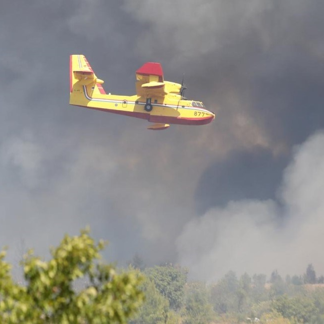 Izbila dva požara, jedan na Pagu, drugi kod Vodica. Gase ih vatrogasci i kanaderi