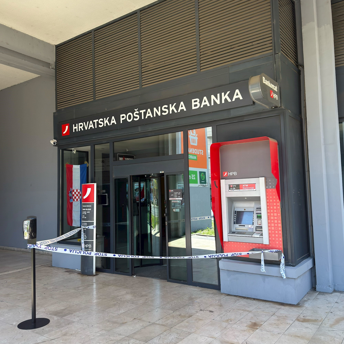 Pljačkaš banke u Zagrebu ukradenih 6000 eura potrošio na kocku i alkohol