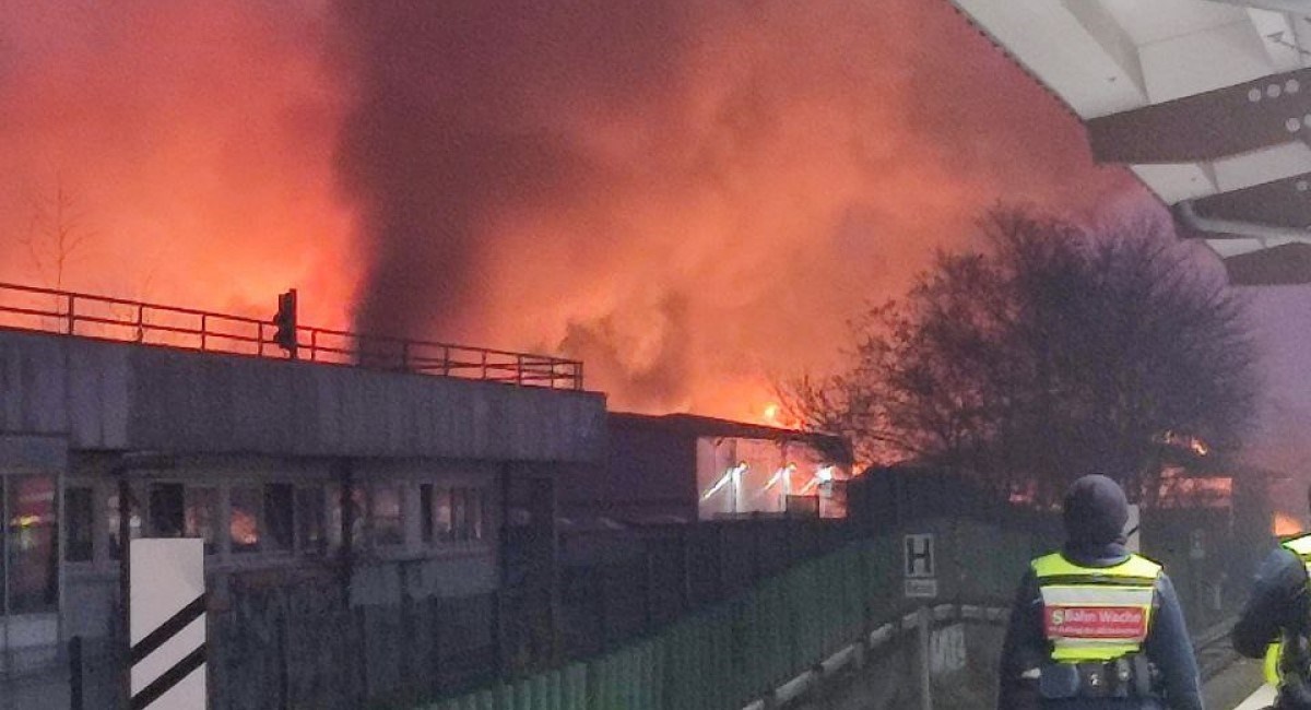 Golemi požar u Hamburgu, gradom se širi oblak kemikalija: "Zatvorite prozore"