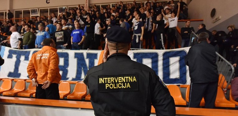 Policija u Zadru privela dvije osobe zbog napada na zvezdaše