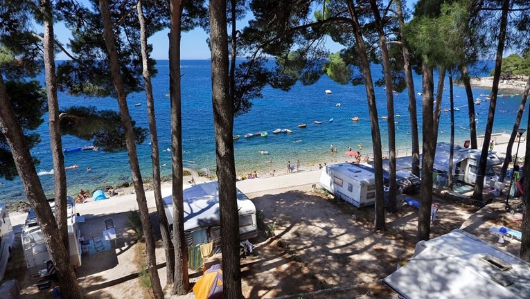 Lošinjski kamp prvi je u Hrvatskoj dobio bijelu zastavu, simbol čistoga mora