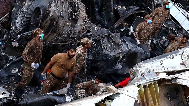 U padu aviona u Pakistanu poginulo najmanje 76 ljudi, tijela prevoze u bolnice