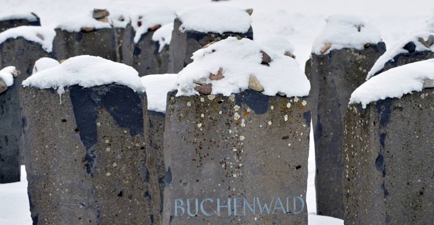 Ljudi sanjkali po masovnoj grobnici u nacističkom konc-logoru Buchenwaldu