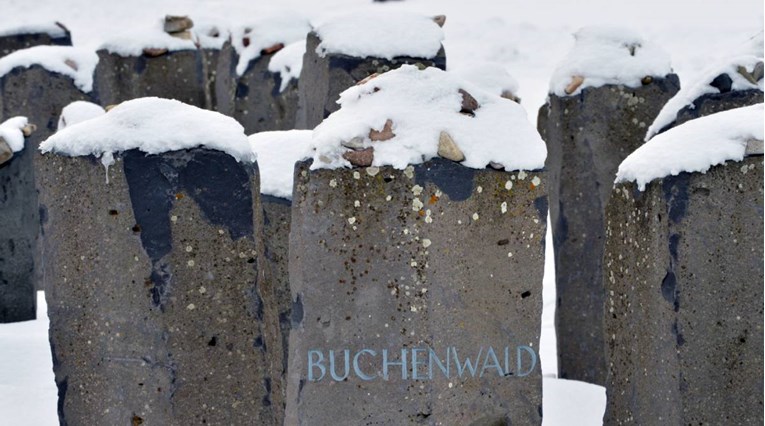 Ljudi sanjkali po masovnoj grobnici u nacističkom konc-logoru Buchenwaldu