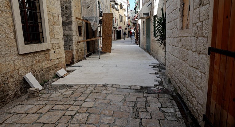 VIDEO U Trogiru kamen na ulicama zamijenili pločama