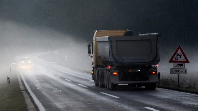 Magla mjestimice smanjuje vidljivost na cestama