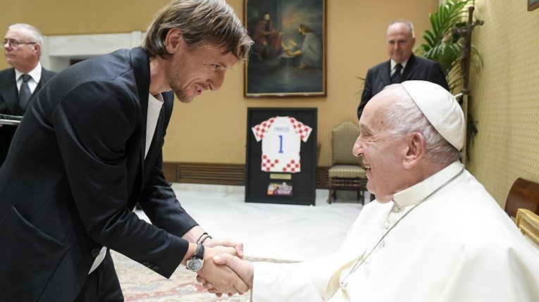 Papa je Modriću poklonio krpenu loptu 2018. godine. Bila je to posebna nagrada